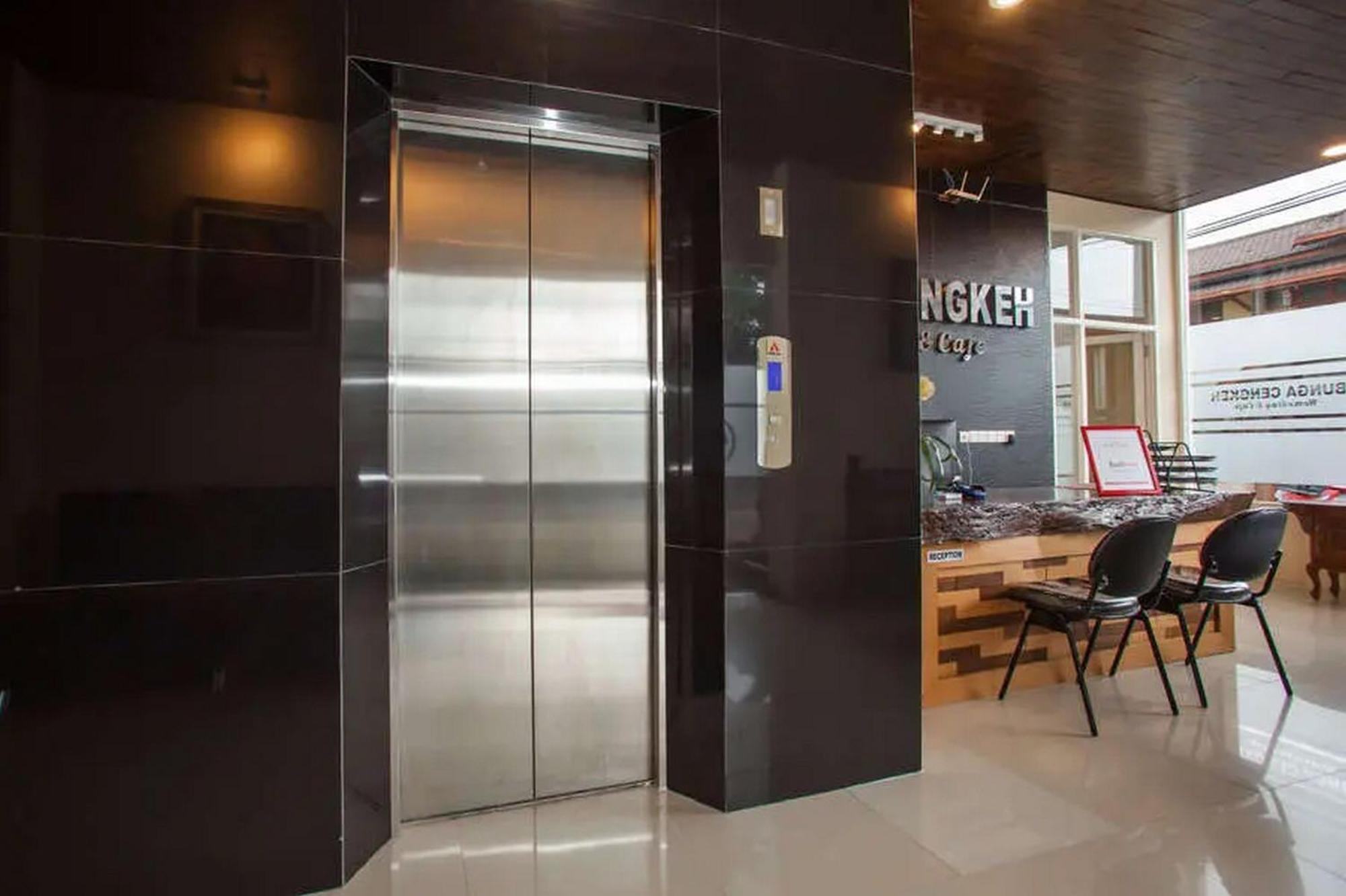 Reddoorz Premium @ Jalan Cengkeh Malang Hotel Eksteriør billede
